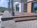 Nowoczesny taras z drewna kompozytowego. Wady wentylowanego tarasu mogą obejmować problemy z odprowadzaniem wody, jeśli nie jest prawidłowo zaprojektowany.