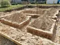 Wygląda na to, że powstają ławy fundamentowe. Wykopano głębokie rowy, w których widać zbrojenie, a na wierzchu leżą hałdy ziemi.