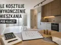 Ile kosztuje wykończenie mieszkania pod klucz? Kalkulator, plany, próbki materiałów i stosy monet sugerują planowanie budżetu.