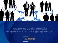 Sylwetki ludzi w kręgach połączonych strzałkami, symbolizujące nadzór i kontrolę.