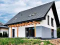 Nowoczesne, gotowe domy pod klucz do 150 tys. z drewnianą pergolą i dużymi oknami. Idealne dla rodziny.