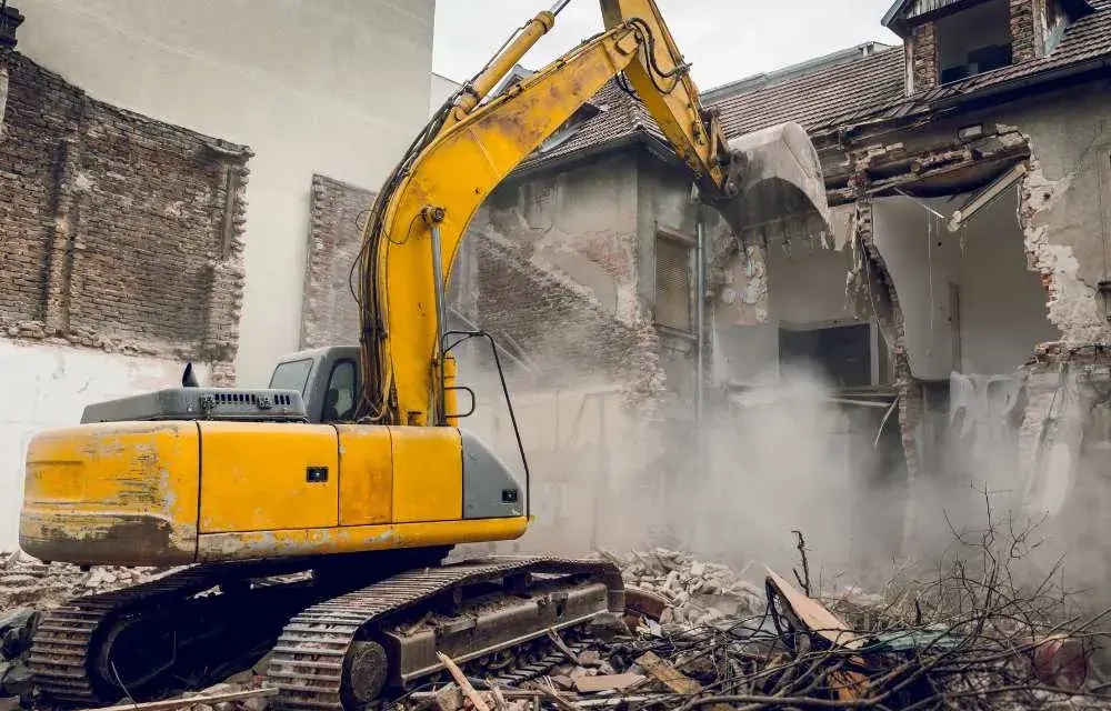 Ile kosztuje wyburzenie budynku gospodarczego? Sprawdź ceny 2024
