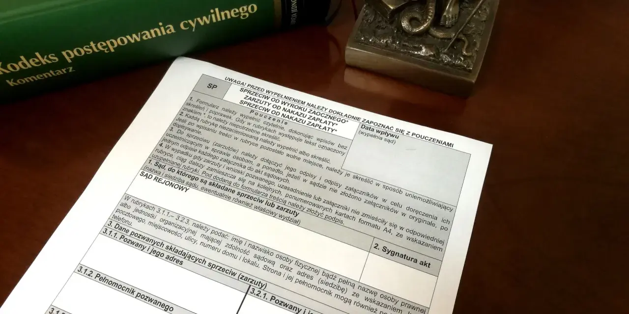 Zielona księga z tytułem "Kodeks postępowania cywilnego" i dokument z polami do wypełnienia.