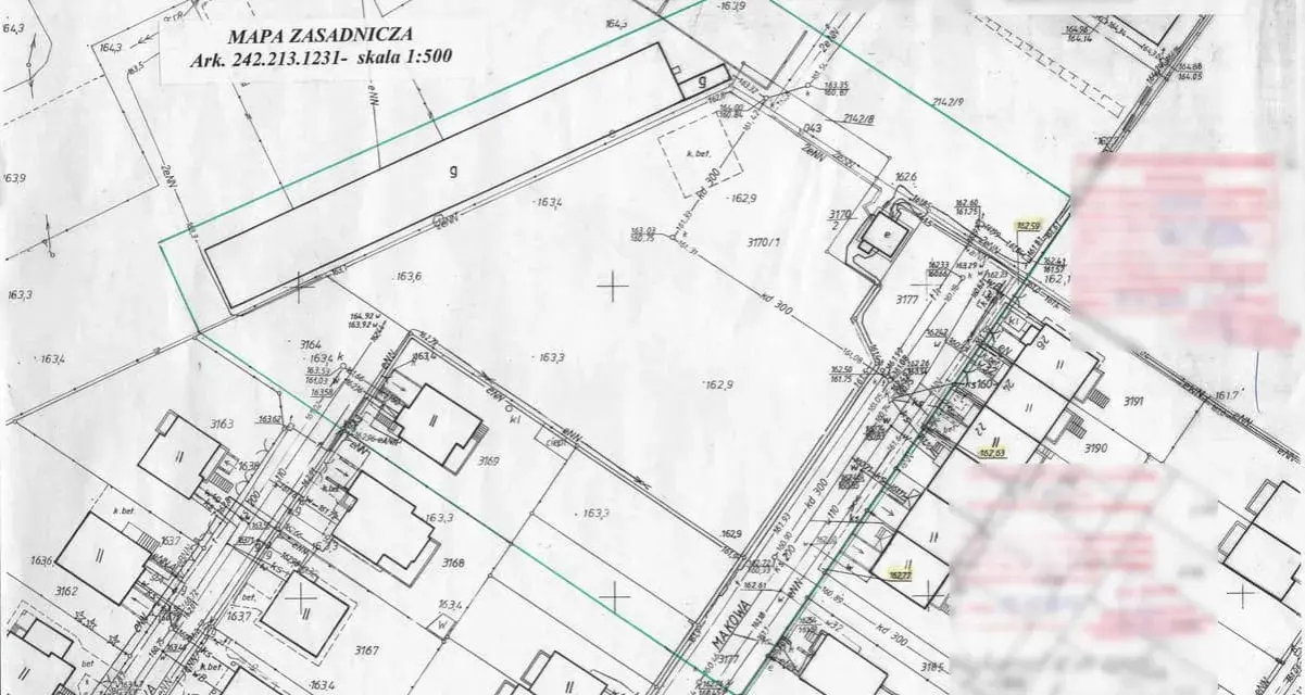 Mapa zasadnicza z zaznaczonymi budynkami, drogami i sieciami. Widoczne numery działek i wysokości terenu.