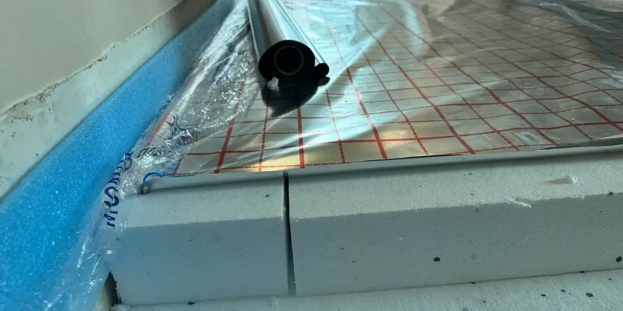 Izolacja i folia aluminiowa przygotowane do wylania posadzki. Dylatacja posadzki zapewni jej trwałość.