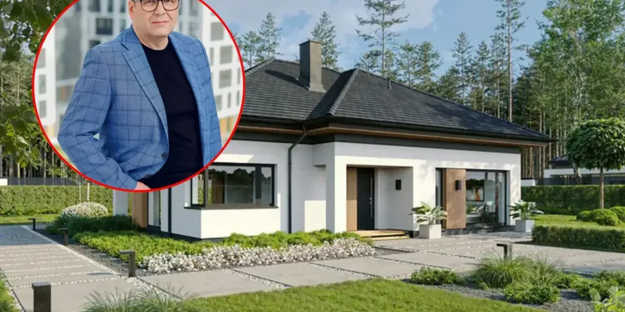 Mężczyzna w garniturze obok nowoczesnego domu. Dowiedz się, jaki jest koszt budowy domu 150m2.