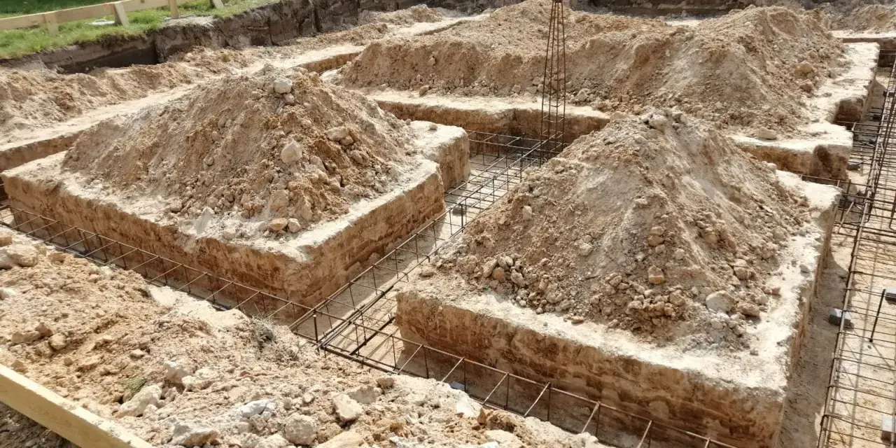 Wygląda na to, że powstają ławy fundamentowe. Wykopano głębokie rowy, w których widać zbrojenie, a na wierzchu leżą hałdy ziemi.
