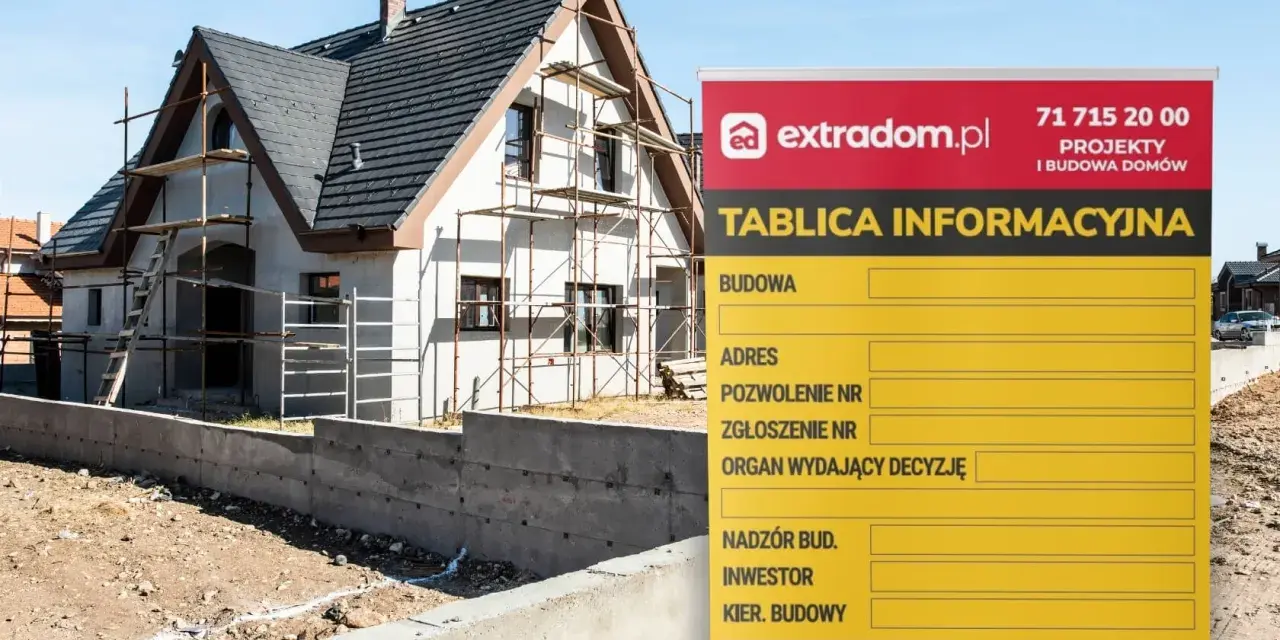 Tablica informacyjna budowy domu w trakcie prac. Widoczny dom w rusztowaniach i betonowy murek.