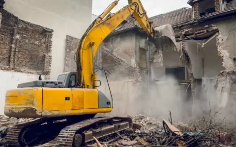 Ile kosztuje wyburzenie budynku gospodarczego? Sprawdź ceny 2024