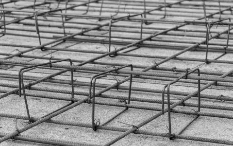 Siatka zbrojeniowa płyty fundamentowej, gotowa do zalania betonem. Stalowe pręty tworzą solidną konstrukcję.