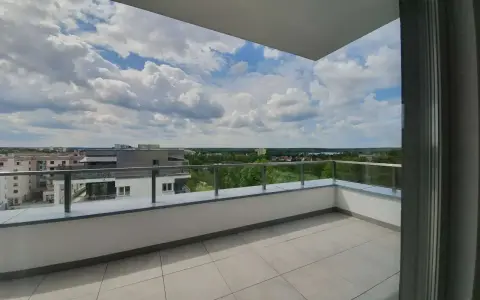 Przestronna loggia z widokiem na miasto i zieleń. Idealne miejsce na poranną kawę.