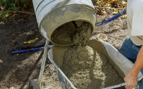 Mieszanie betonu w betoniarce, gotowego do użycia. Proces jak zrobić beton krok po kroku.