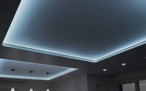 Nowoczesny sufit napinany z podświetleniem LED tworzy nastrojową atmosferę.