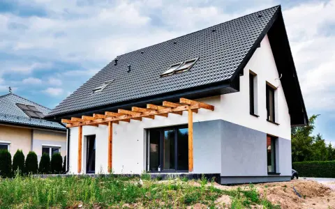 Nowoczesne, gotowe domy pod klucz do 150 tys. z drewnianą pergolą i dużymi oknami. Idealne dla rodziny.