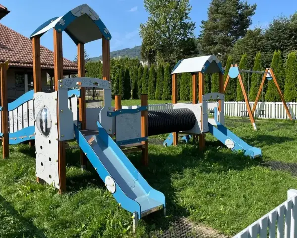Kolorowy plac zabaw z tunelem i zjeżdżalniami. Czy taki plac zabaw wymaga pozwolenia na budowę?