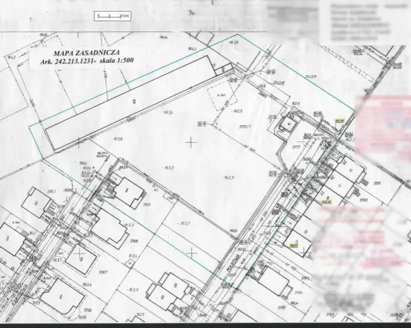 Mapa zasadnicza z zaznaczonymi budynkami, drogami i sieciami. Widoczne numery działek i wysokości terenu.