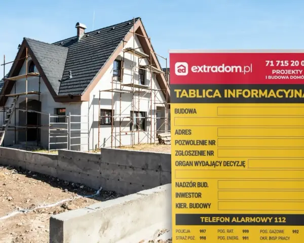 Tablica informacyjna budowy domu w trakcie prac. Widoczny dom w rusztowaniach i betonowy murek.