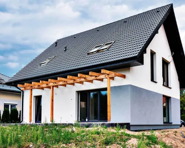 Nowoczesne, gotowe domy pod klucz do 150 tys. z drewnianą pergolą i dużymi oknami. Idealne dla rodziny.