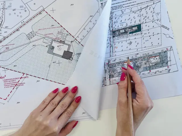 Rysunek techniczny z zaznaczonymi wymiarami i oznaczeniami, przedstawiający projekt budowlany.