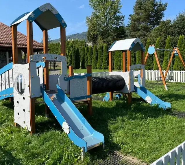Kolorowy plac zabaw z tunelem i zjeżdżalniami. Czy taki plac zabaw wymaga pozwolenia na budowę?