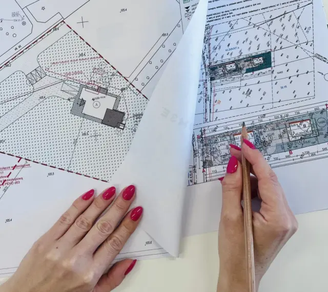 Rysunek techniczny z zaznaczonymi wymiarami i oznaczeniami, przedstawiający projekt budowlany.