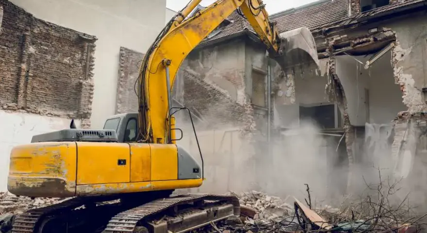 Ile kosztuje wyburzenie budynku gospodarczego? Sprawdź ceny 2024