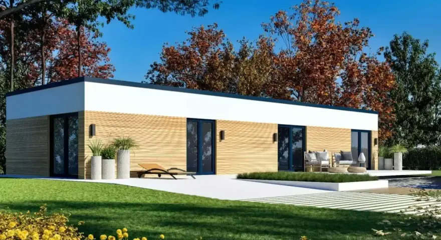Nowoczesny dom modułowy 100m2 cena pod klucz, z drewnianą elewacją i dużymi przeszkleniami, otoczony zielenią i jesiennymi drzewami.