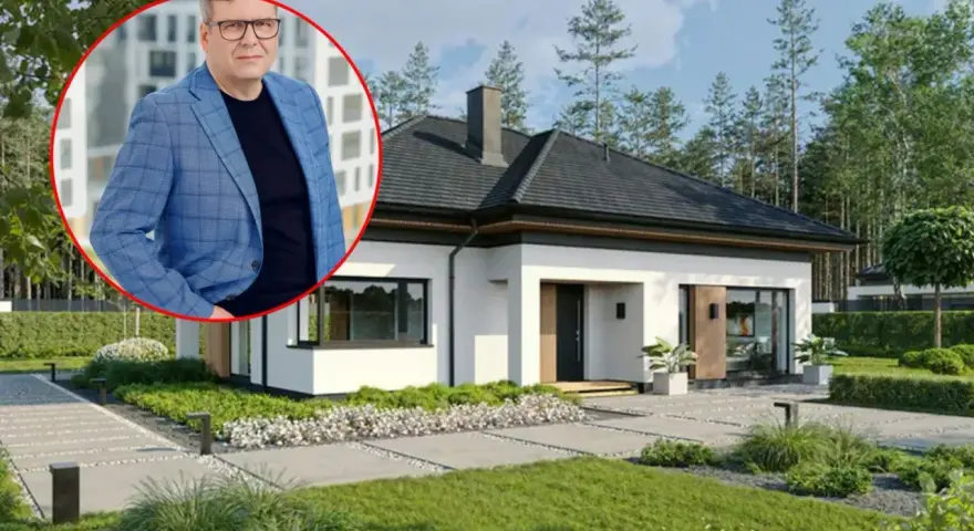 Mężczyzna w garniturze obok nowoczesnego domu. Dowiedz się, jaki jest koszt budowy domu 150m2.