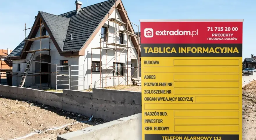 Tablica informacyjna budowy domu w trakcie prac. Widoczny dom w rusztowaniach i betonowy murek.