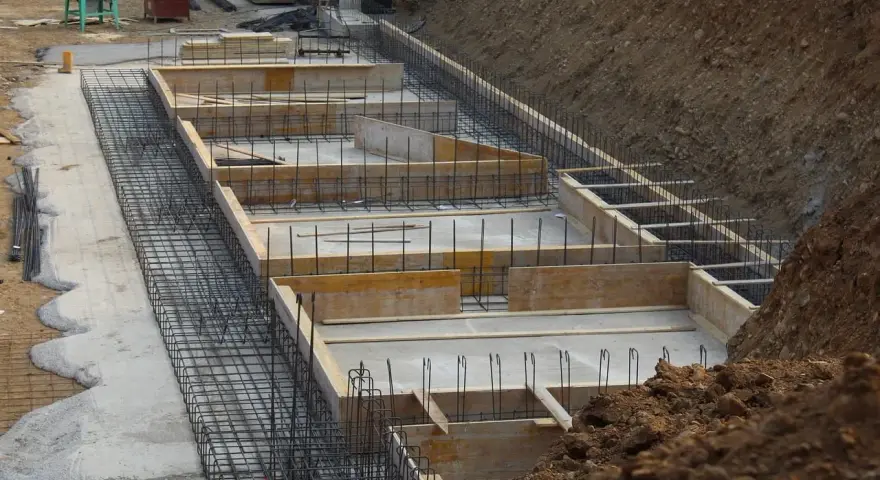 Budowa fundamentów: zbrojenie i szalunki pod bloczki betonowe fundamentowe.