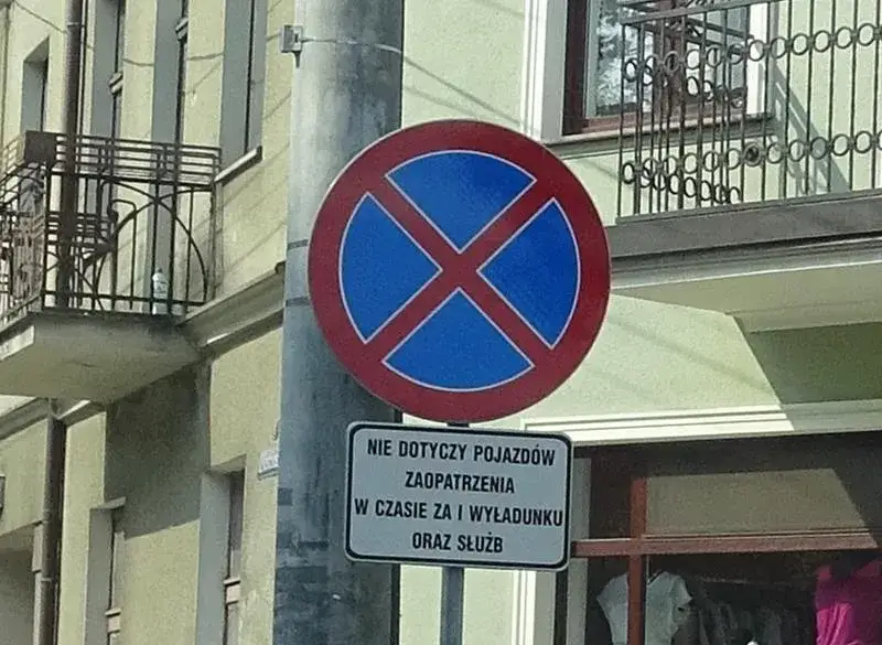 przykłady nieprawidłowego parkowania na osiedlu