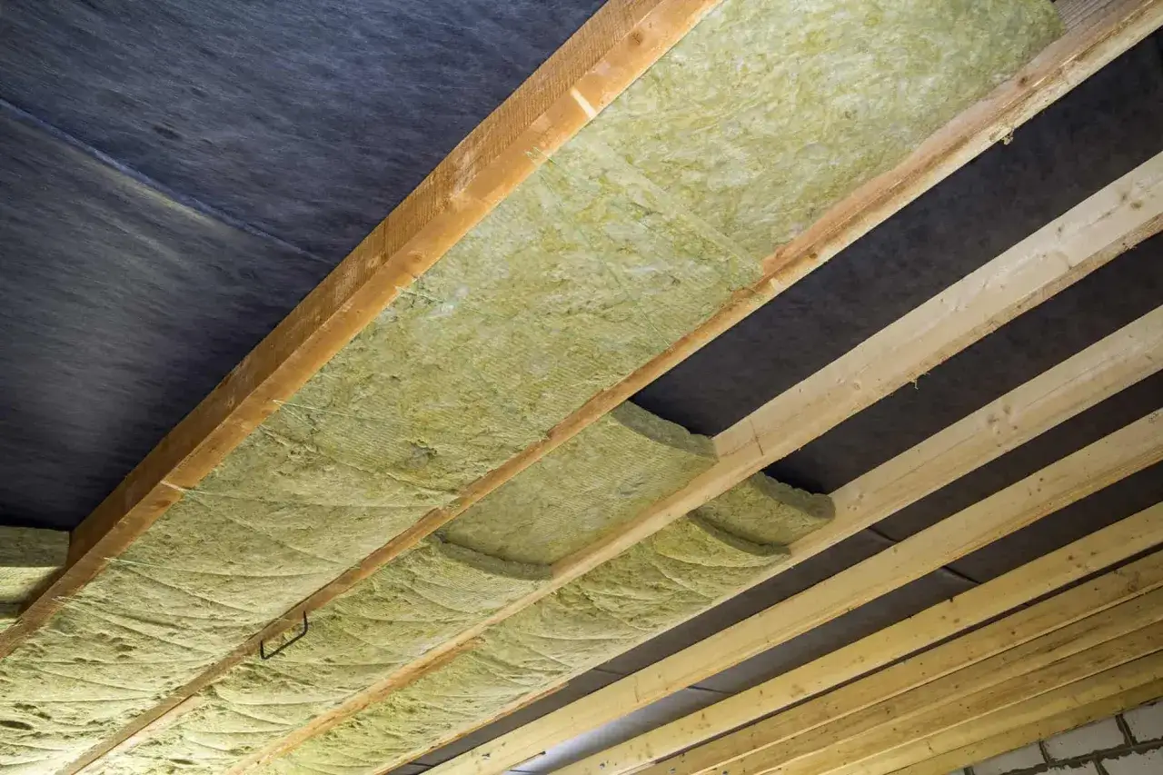 Izolacja stropu z wełny mineralnej, która jest często mylona z celulozą. Co to jest celuloza? To materiał izolacyjny, ale ten na zdjęciu to wełna.
