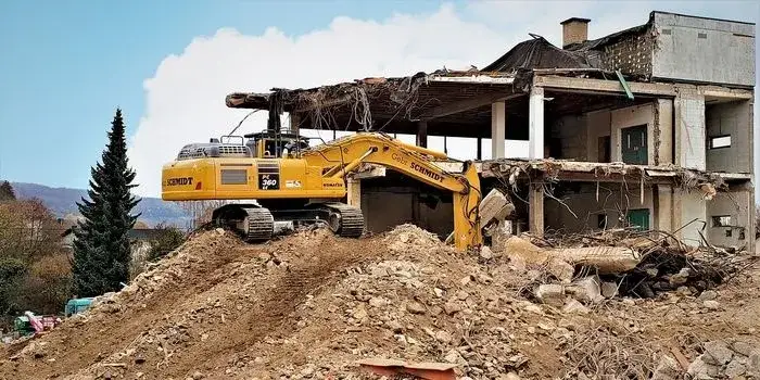 r&oacute;żne typy budynk&oacute;w gospodarczych do wyburzenia