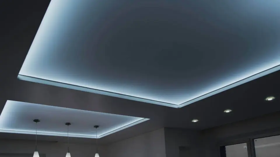 Nowoczesny sufit napinany z podświetleniem LED. Brak widocznych wad, idealnie gładka powierzchnia.