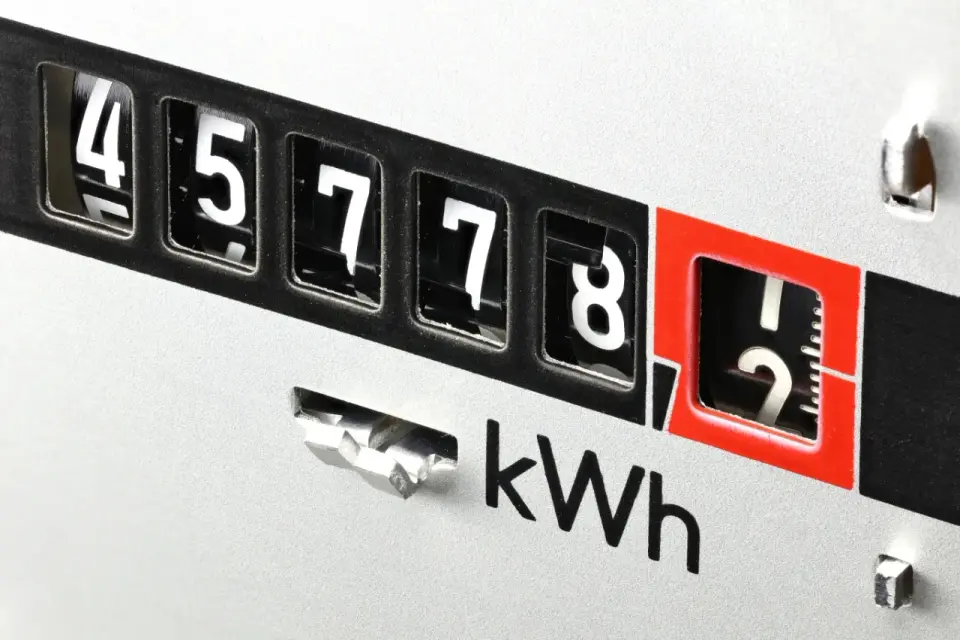 Licznik energii pokazuje 45778 kWh. Rosnące ceny energii budzą niepokój.